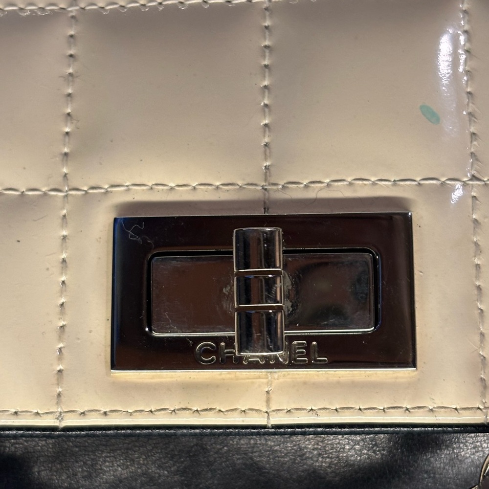 CHANEL Black and Cream Shoulder Bag - Picture 8 of 16
